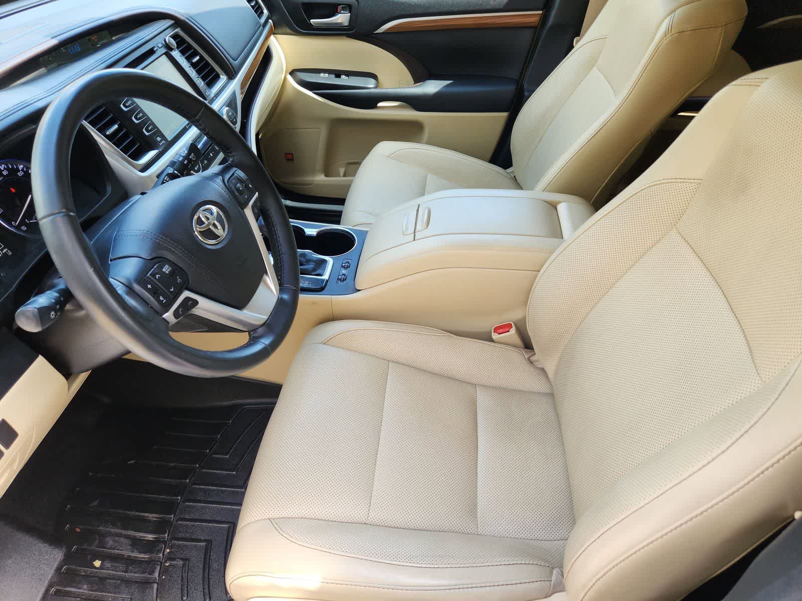 Used 2017 Toyota Highlander Limited FWD image 2