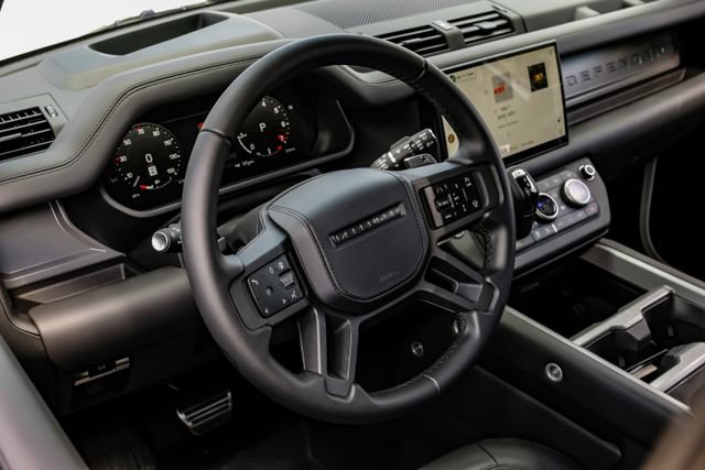 Used 2025 Land Rover Defender 110 V8 AWD/4WD image 18