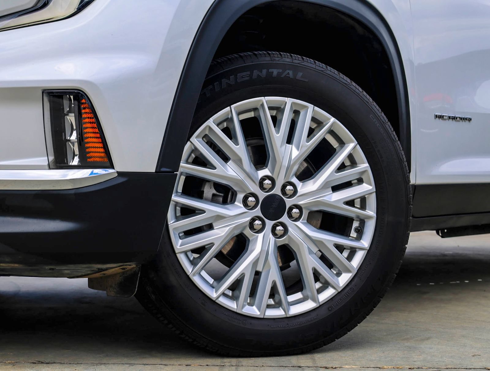 Used 2024 GMC Acadia Elevation w/ Luxury Package FWD image 2