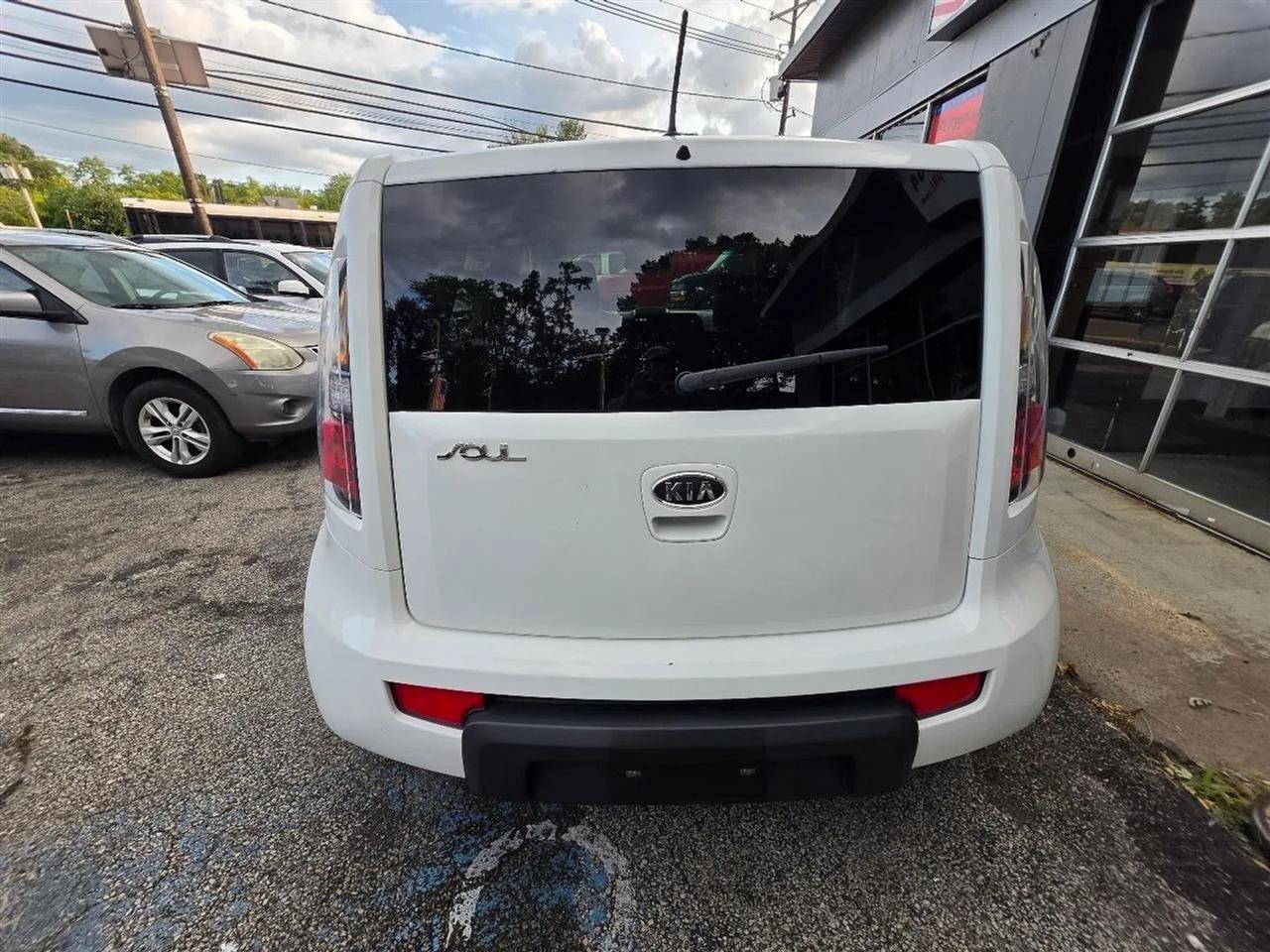 Used 2011 Kia Soul + w/ Audio Pkg FWD image 9