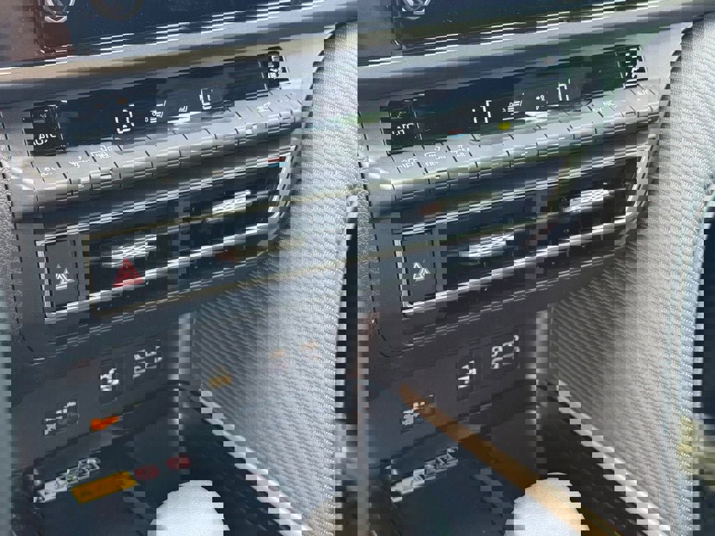 Used 2025 Toyota Camry SE w/ Convenience Package image 23