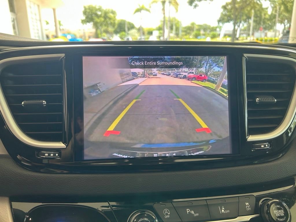 Used 2024 Chrysler Pacifica Touring-L FWD image 10