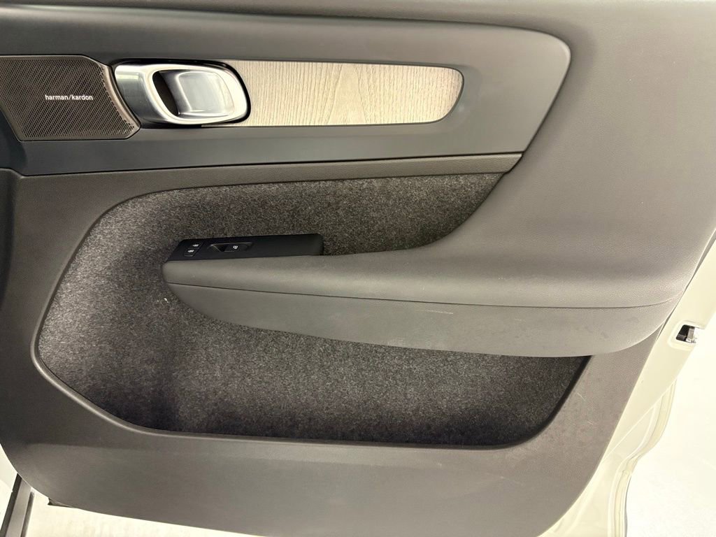 Used 2023 Volvo XC40 B5 Ultimate w/ Protection Package Premier image 40