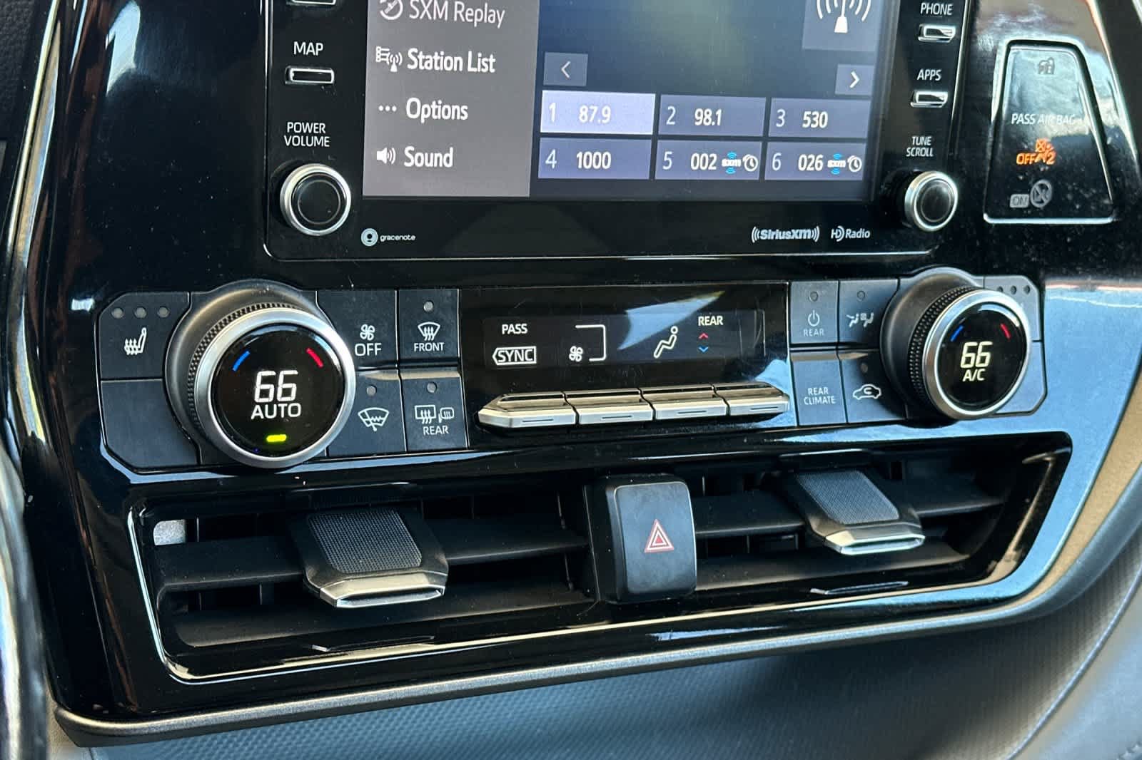 Used 2021 Toyota Highlander XLE AWD/4WD image 23