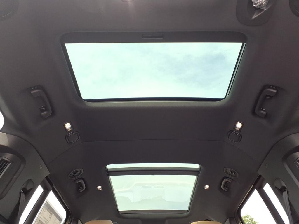 New 2026 Land Rover Defender 130 X-Dynamic SE AWD/4WD image 24