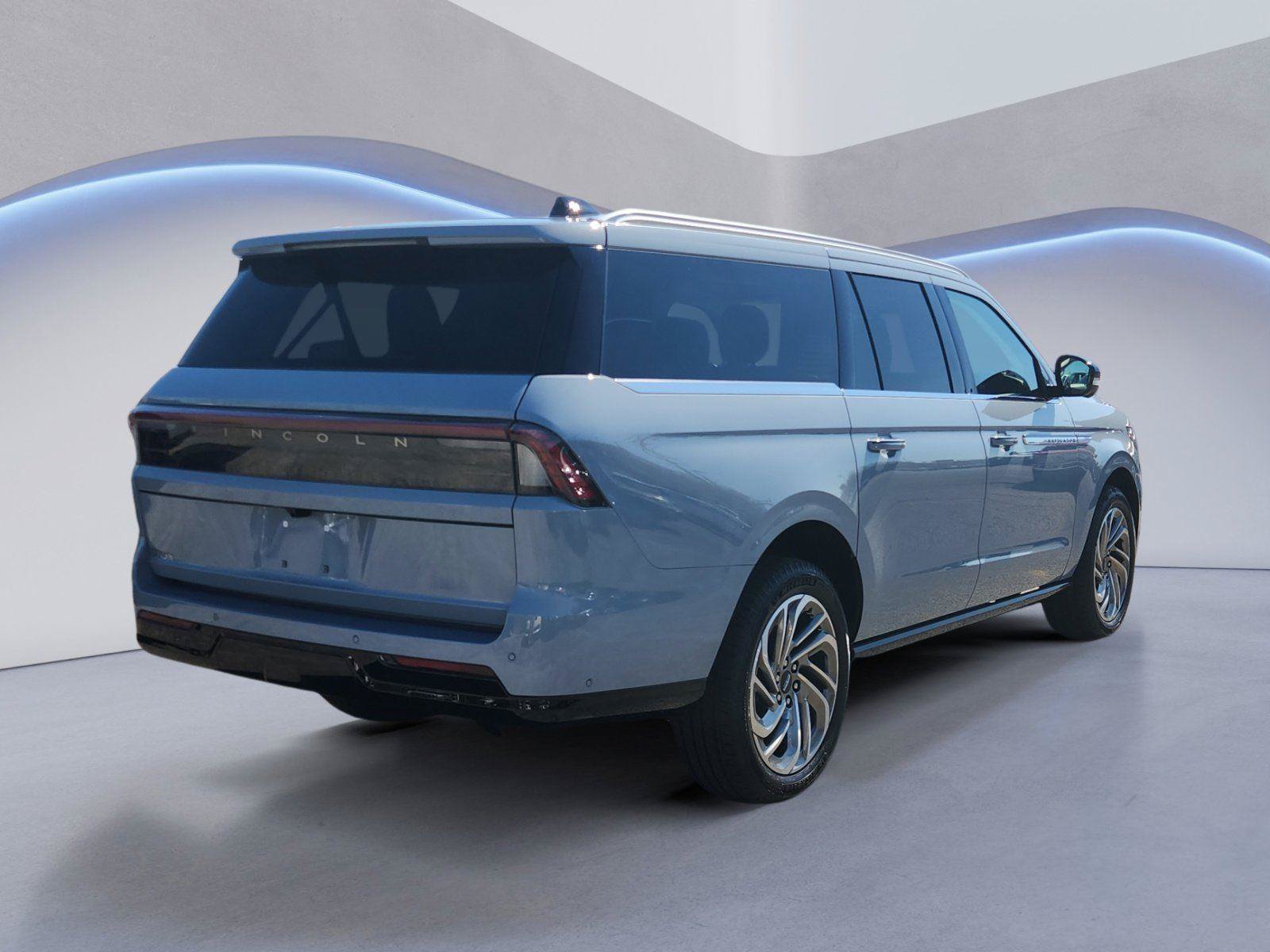 Used 2025 Lincoln Navigator L Reserve AWD/4WD image 3