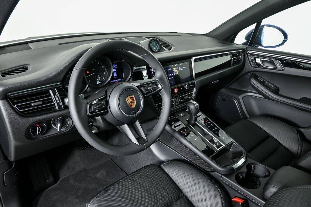 Used 2026 Porsche Macan AWD/4WD image 4