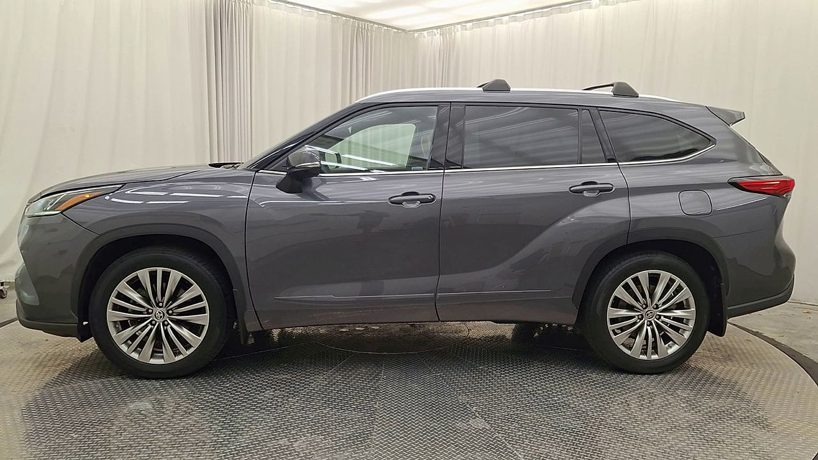 Used 2022 Toyota Highlander Platinum AWD/4WD image 11