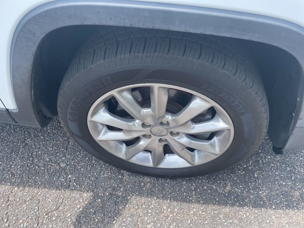 Used 2015 Jeep Cherokee Limited w/ Luxury Group FWD image 12