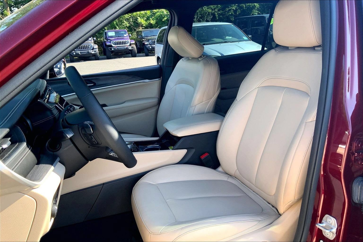 Certified 2023 Jeep Grand Cherokee L Limited w/ Black Appearance Package AWD/4WD image 8