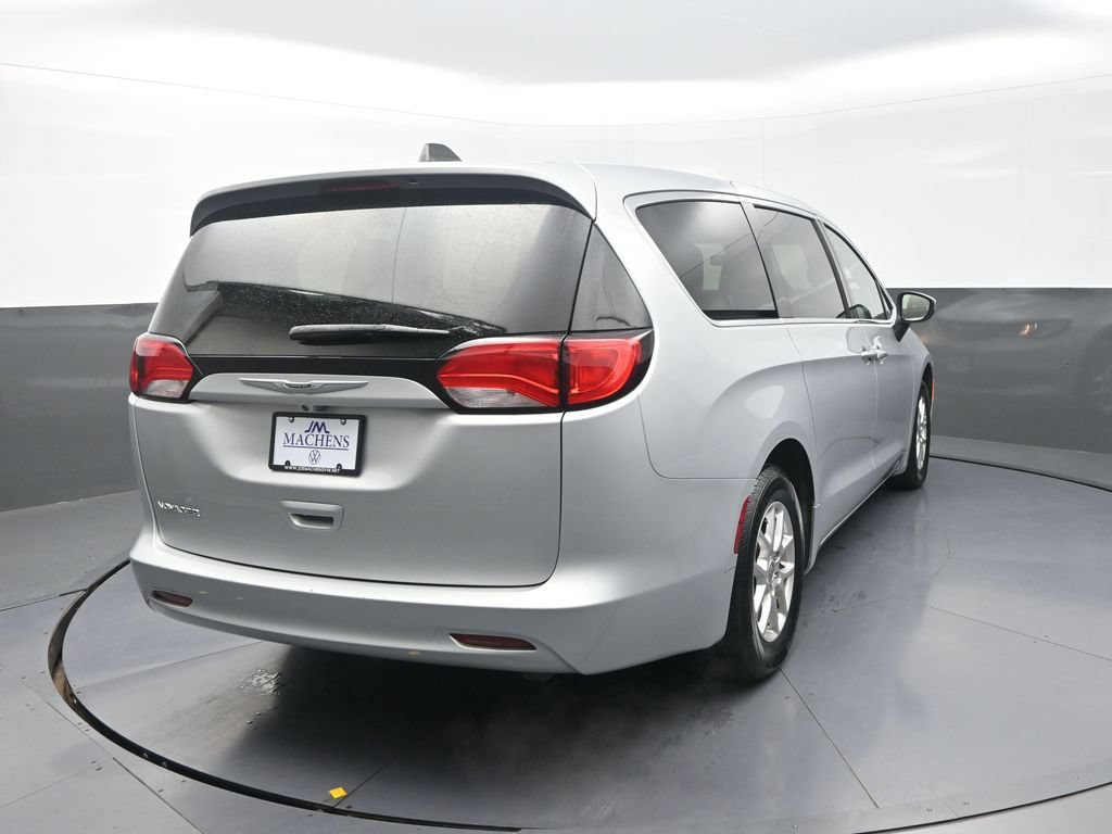 Used 2022 Chrysler Voyager LX FWD image 11
