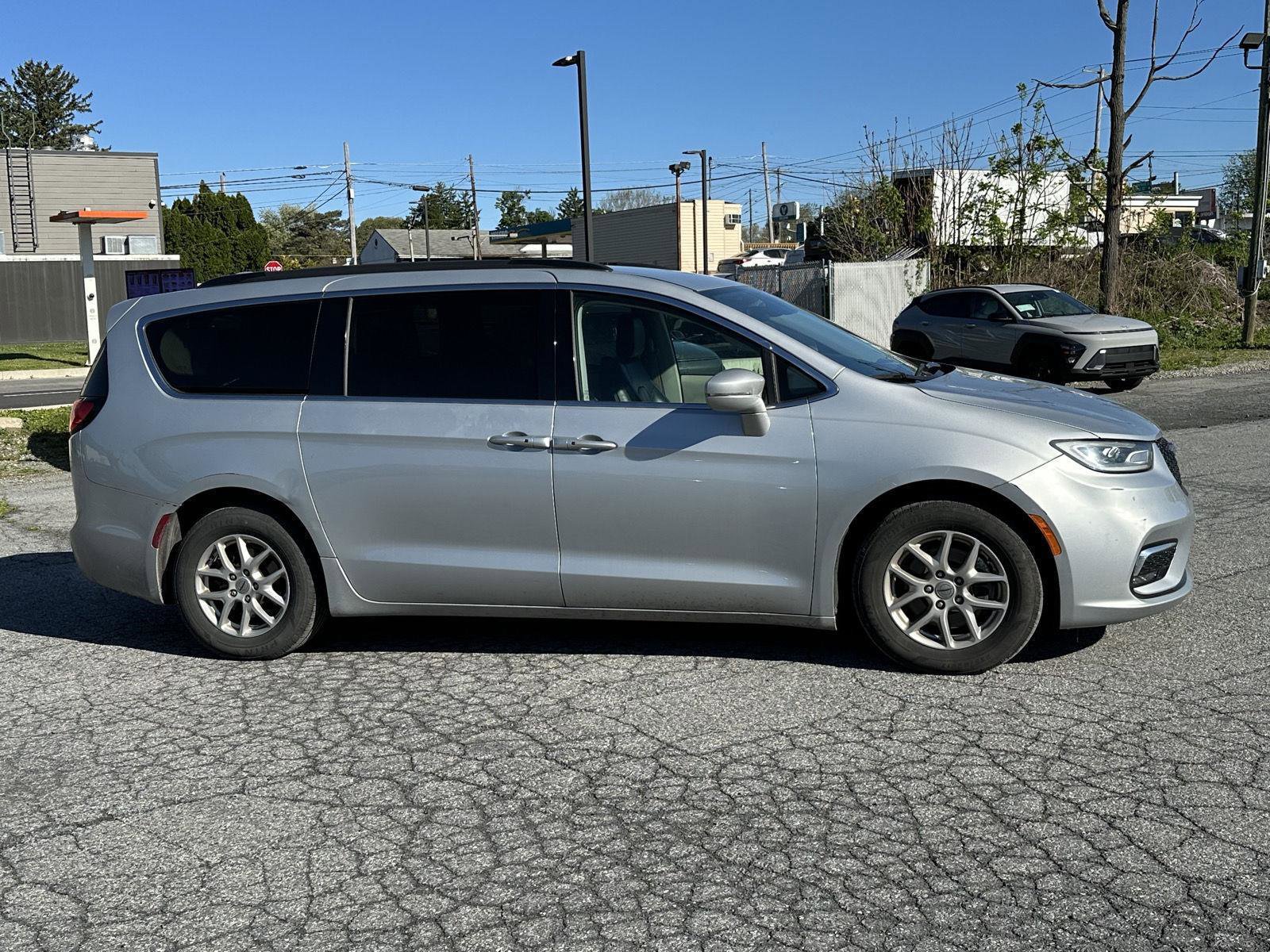 Used 2022 Chrysler Pacifica Touring-L FWD image 9