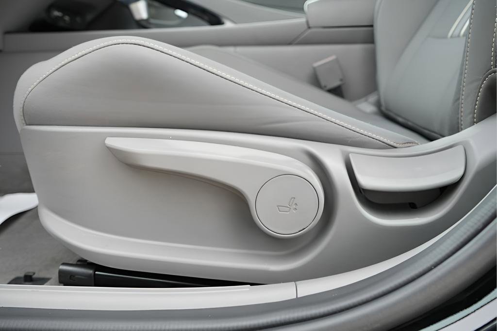 Certified 2025 Hyundai Elantra Blue FWD image 22