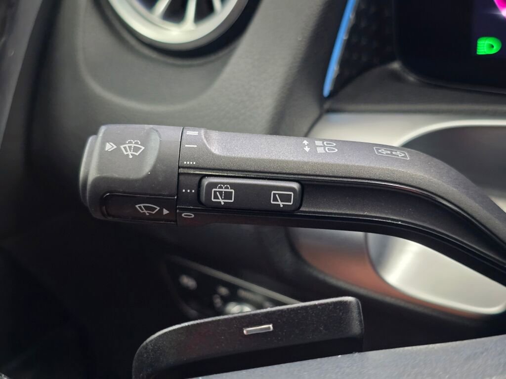 Used 2025 Mercedes-Benz GLB 250 4MATIC image 41