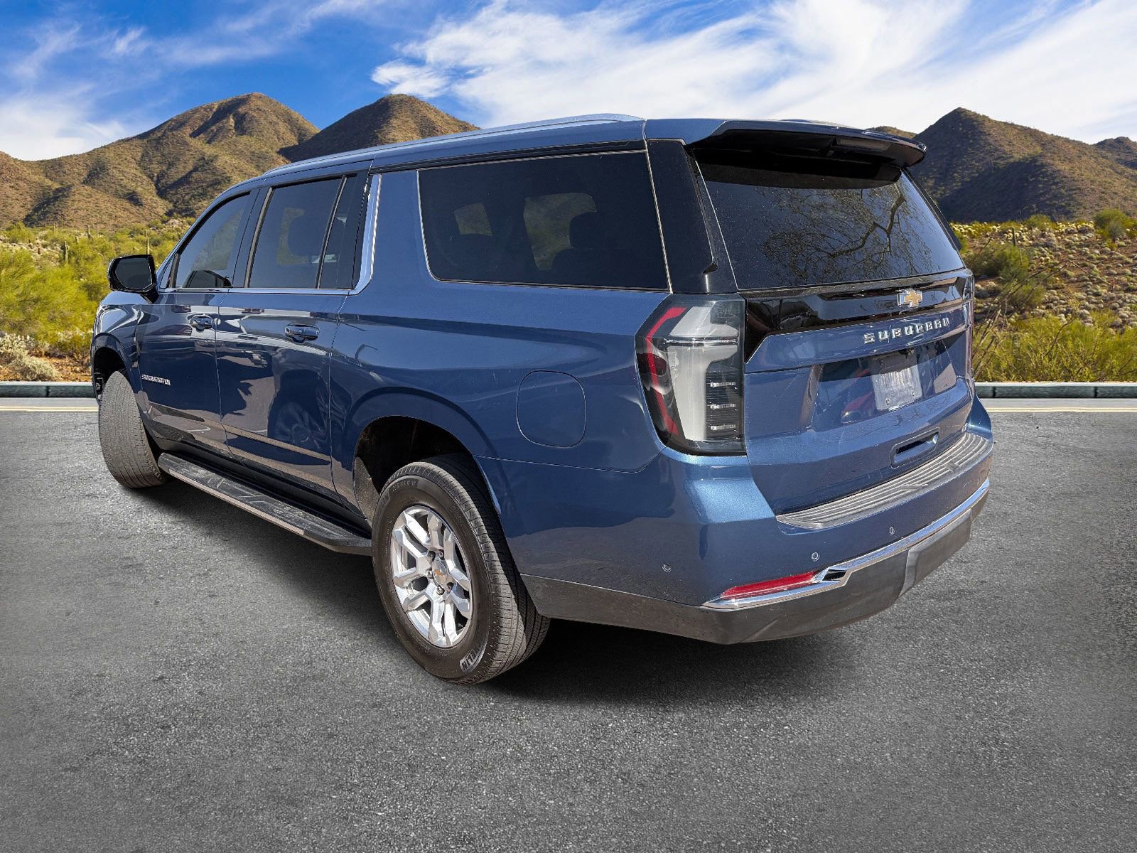Certified 2025 Chevrolet Suburban LT w/ Comfort Package AWD/4WD image 6