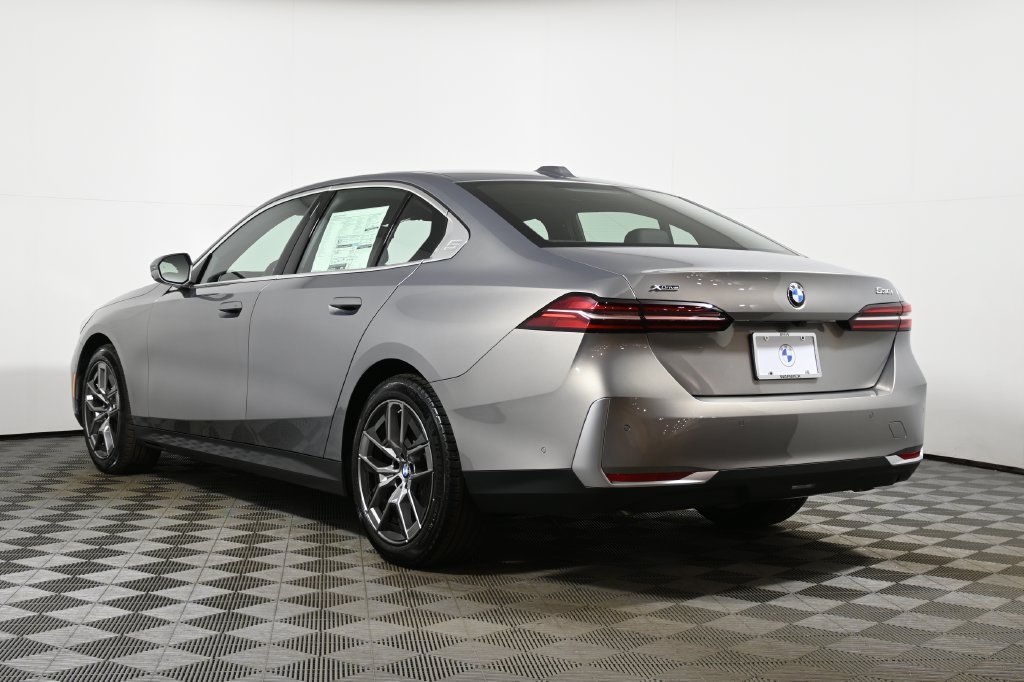 Used 2026 BMW 530i xDrive w/ Premium Package AWD/4WD image 5