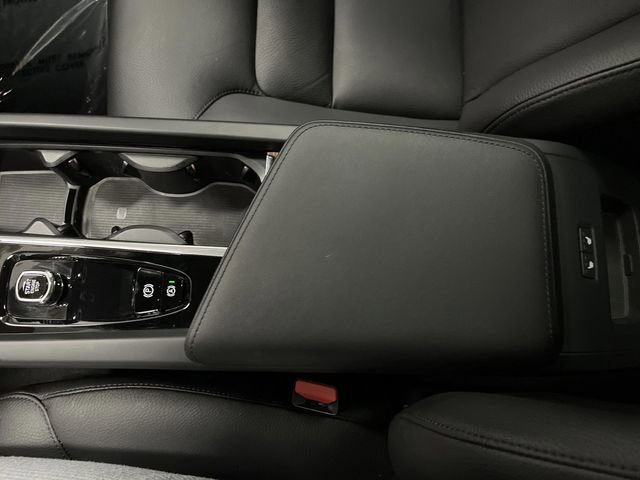 Used 2024 Volvo XC60 B5 Plus w/ Climate Package image 22