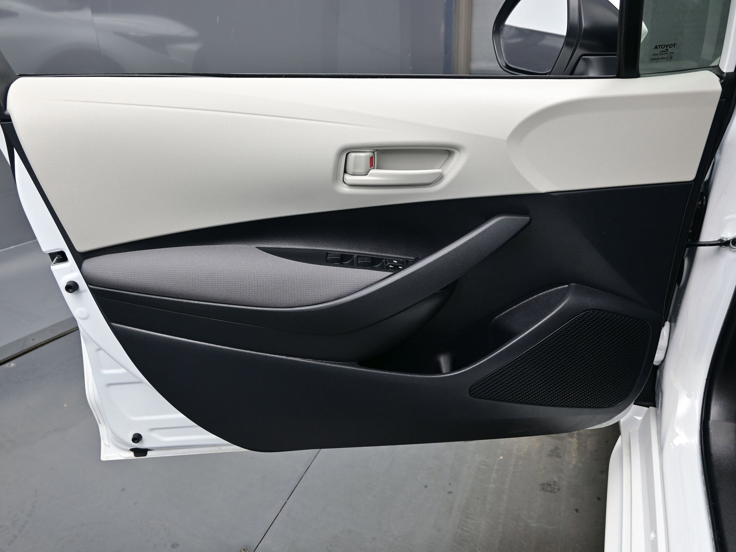 Used 2025 Toyota Corolla LE w/ LE Premium Package image 9