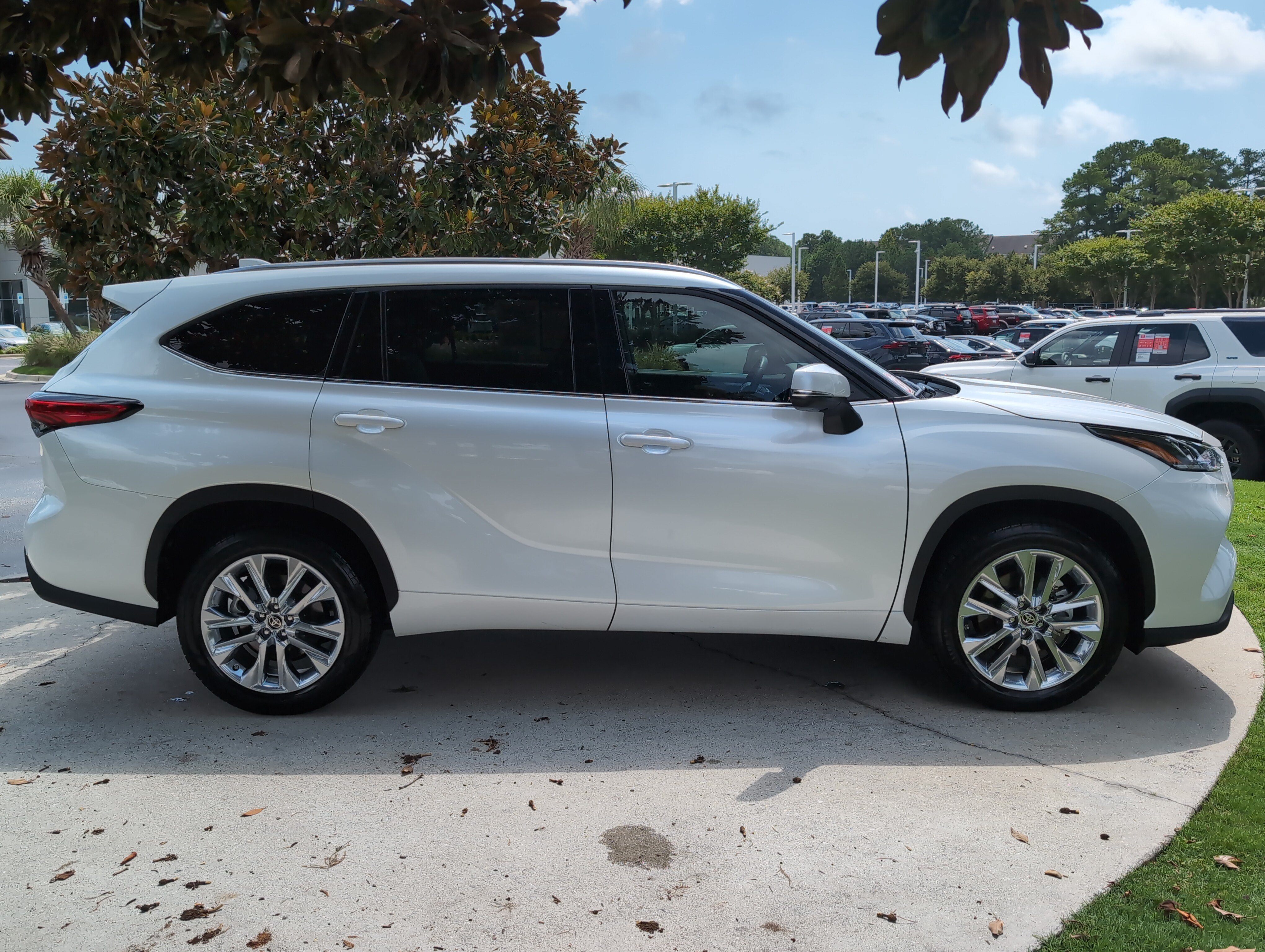 Used 2023 Toyota Highlander Limited FWD image 11