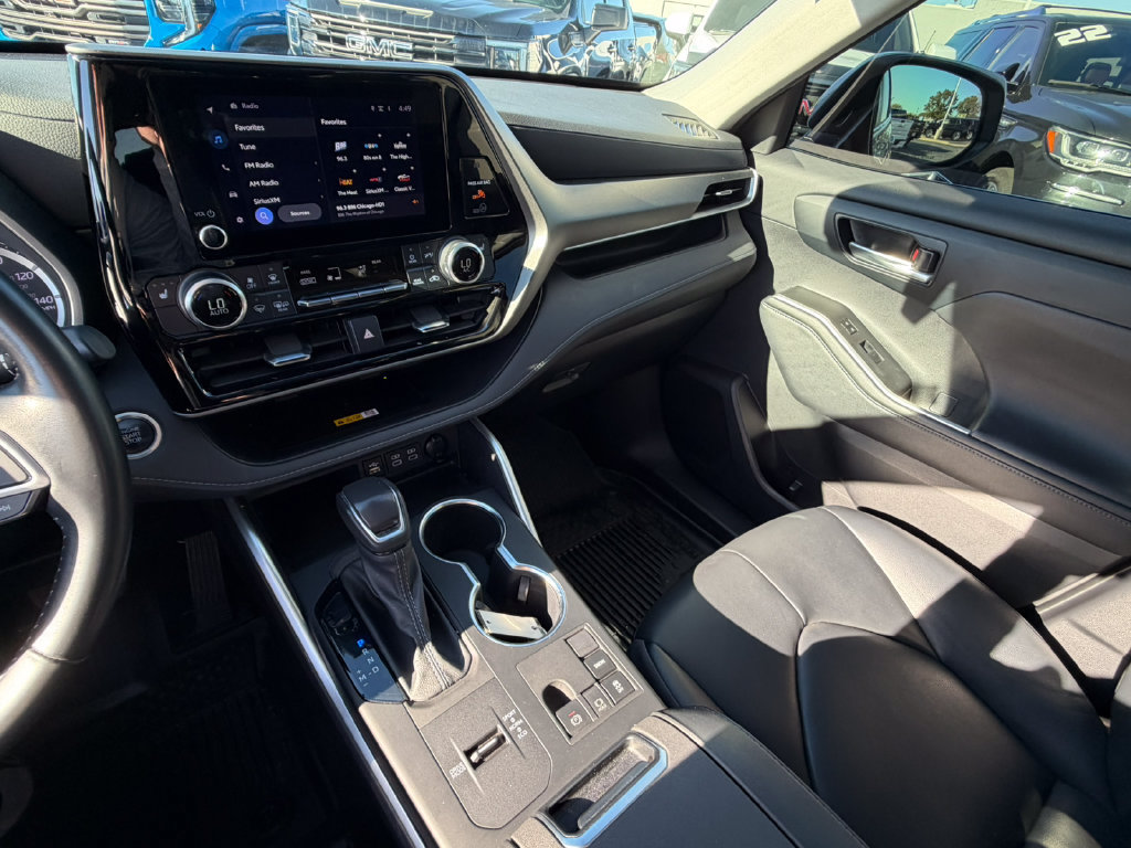 Used 2024 Toyota Highlander XLE FWD image 41