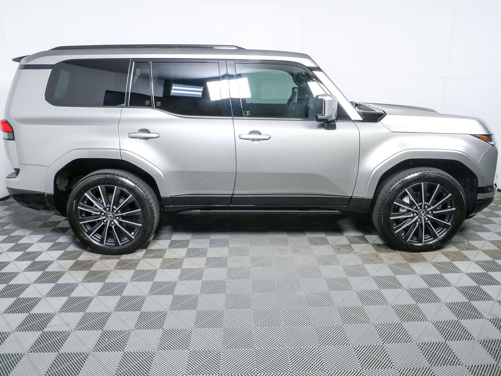 Used 2025 Lexus GX 550 w/ Accessory Package (Z1) AWD/4WD image 2