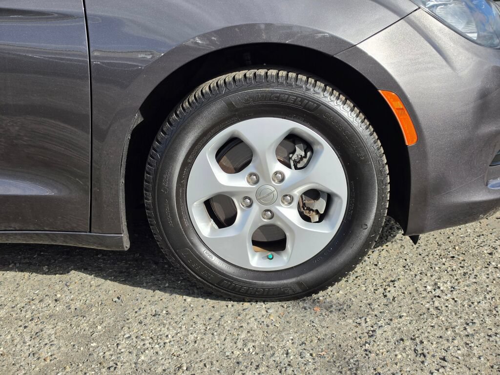 Used 2017 Chrysler Pacifica LX w/ Tire & Wheel Group FWD image 9