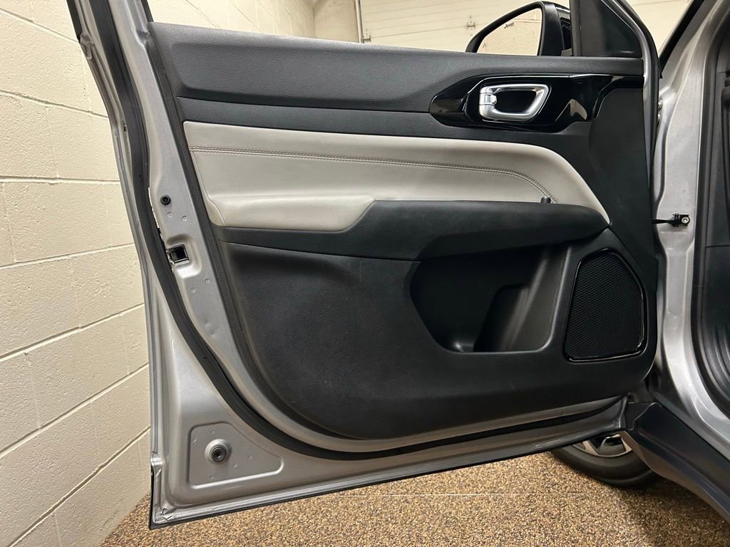 Used 2023 Jeep Compass Limited image 13