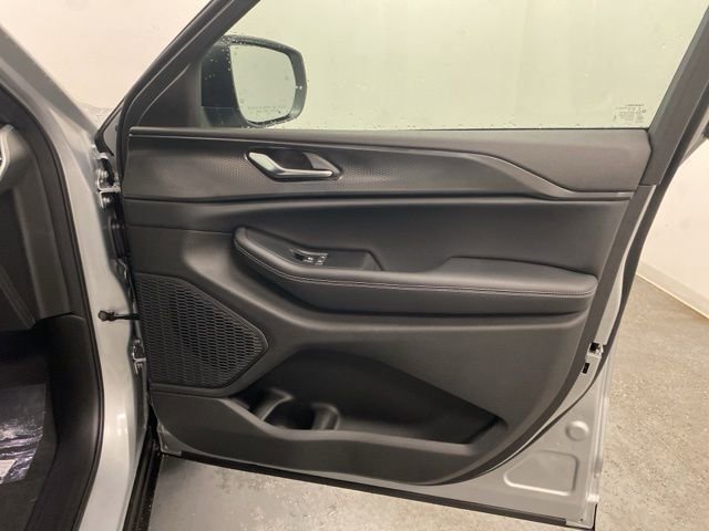 Used 2025 Jeep Grand Cherokee Laredo X w/ Luxury Tech Group I image 23