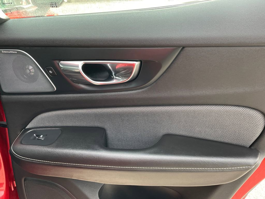 Used 2020 Volvo S60 T6 R-Design image 16