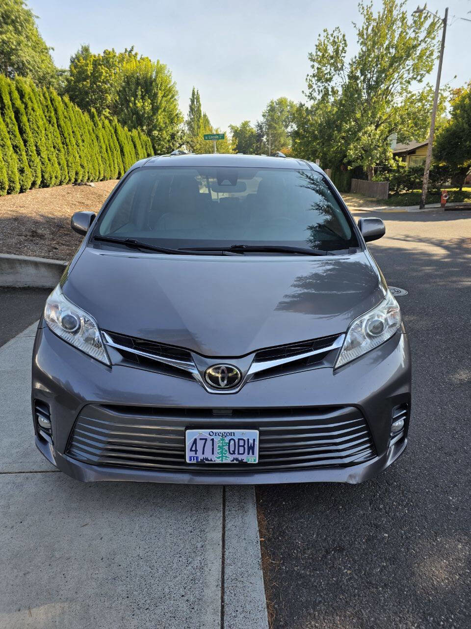 Used 2018 Toyota Sienna XLE image 2