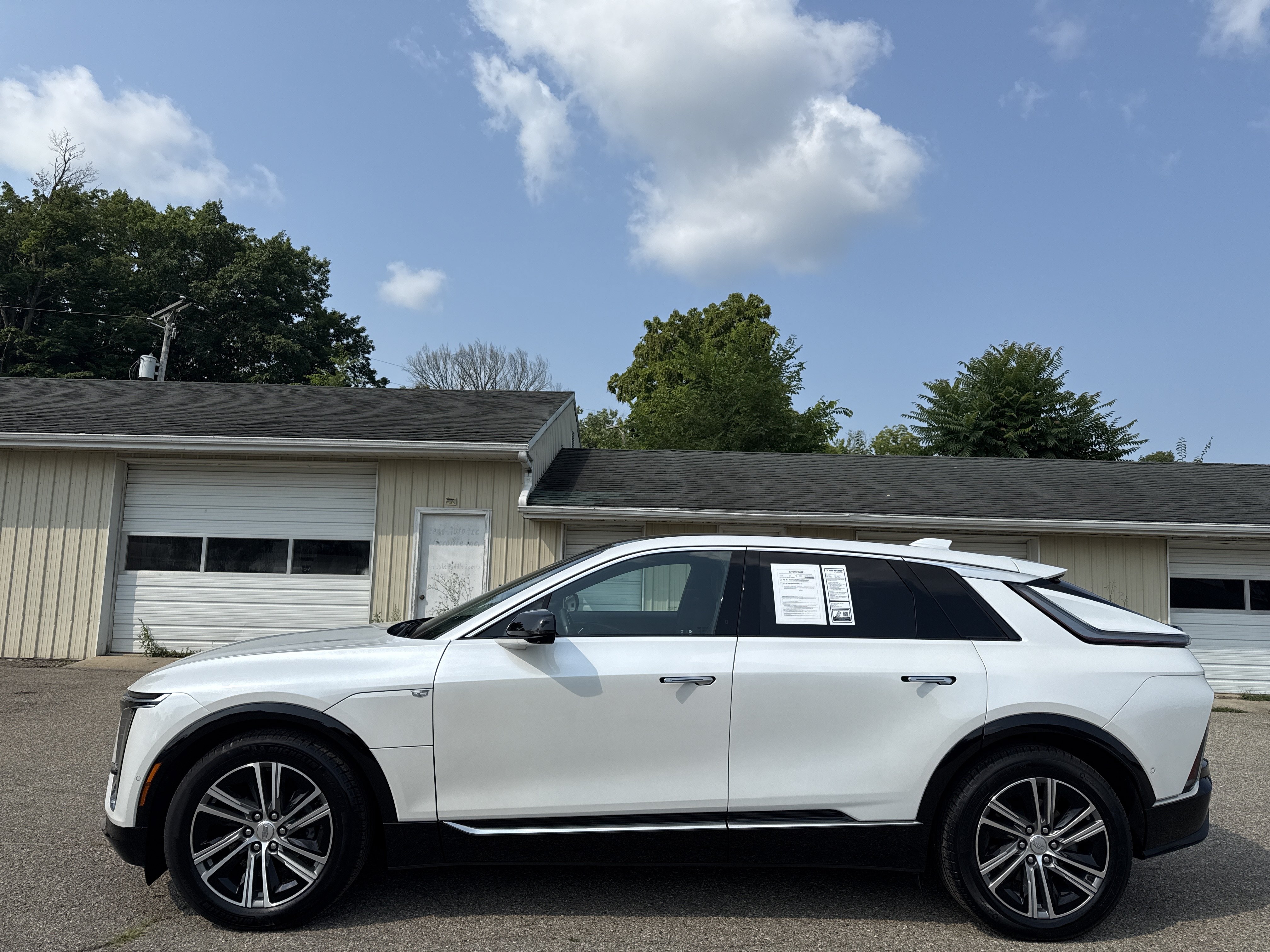 Used 2024 Cadillac Lyriq Luxury AWD/4WD image 11