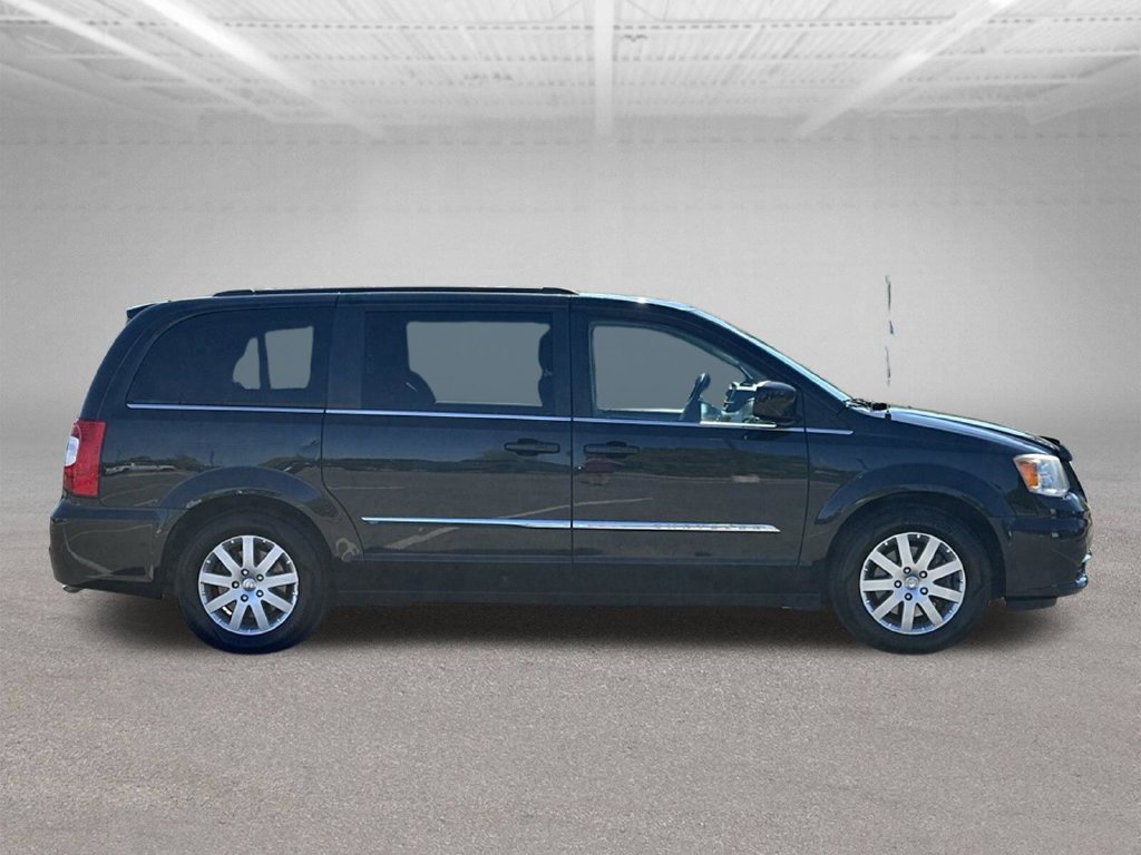 Used 2014 Chrysler Town & Country Touring FWD image 10