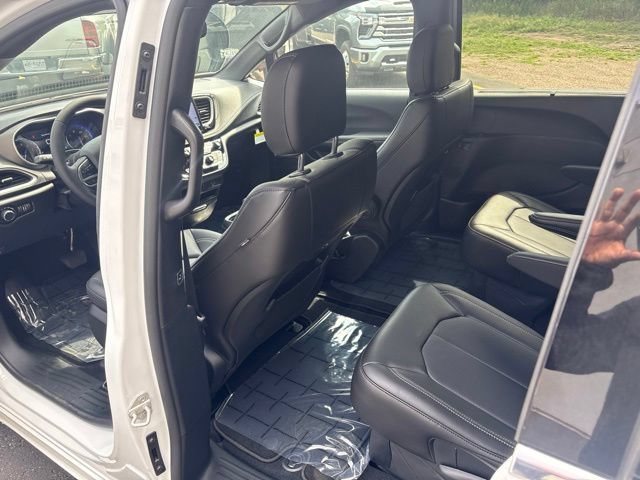 New 2027 Chrysler Pacifica Select w/ Family Tech Group AWD/4WD image 14