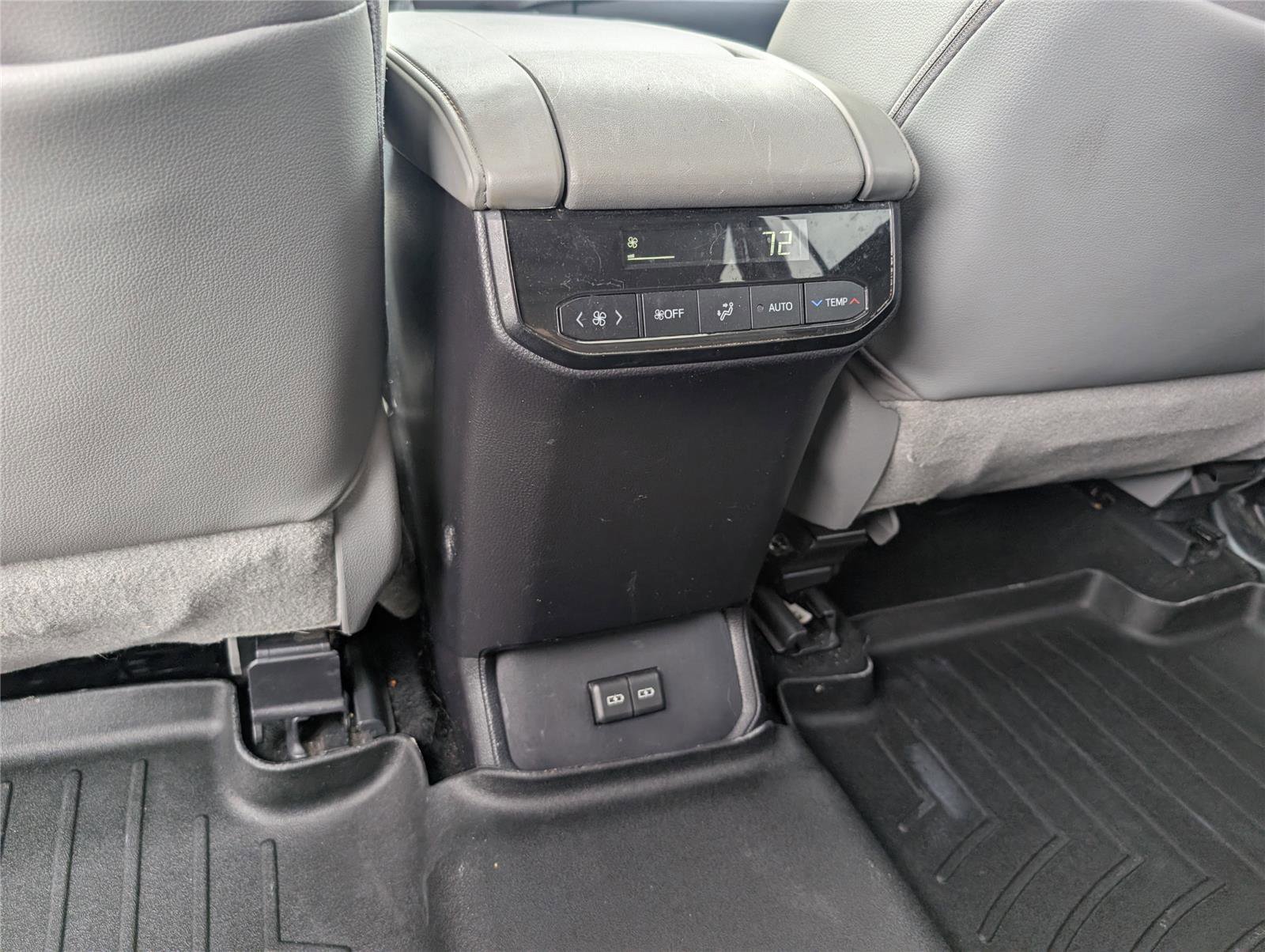 Used 2022 Toyota Highlander XLE image 30