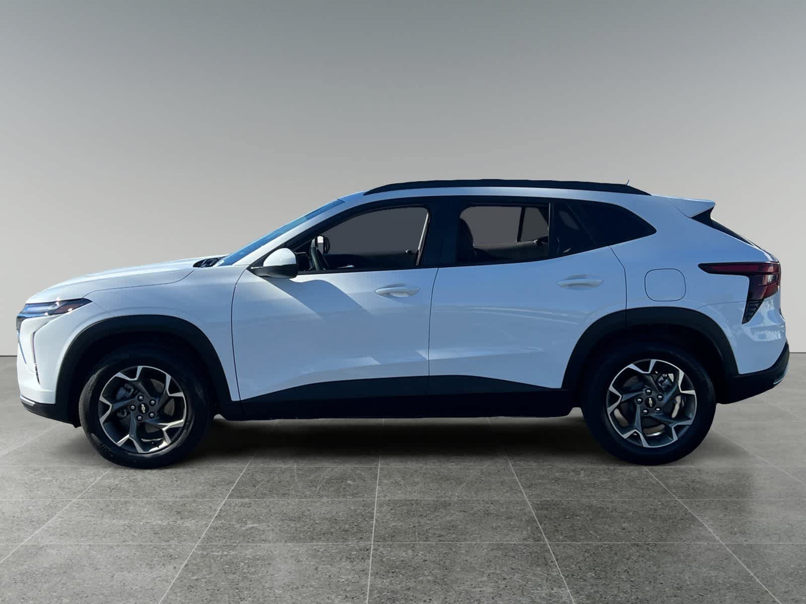 Used 2026 Chevrolet Trax LT FWD image 2