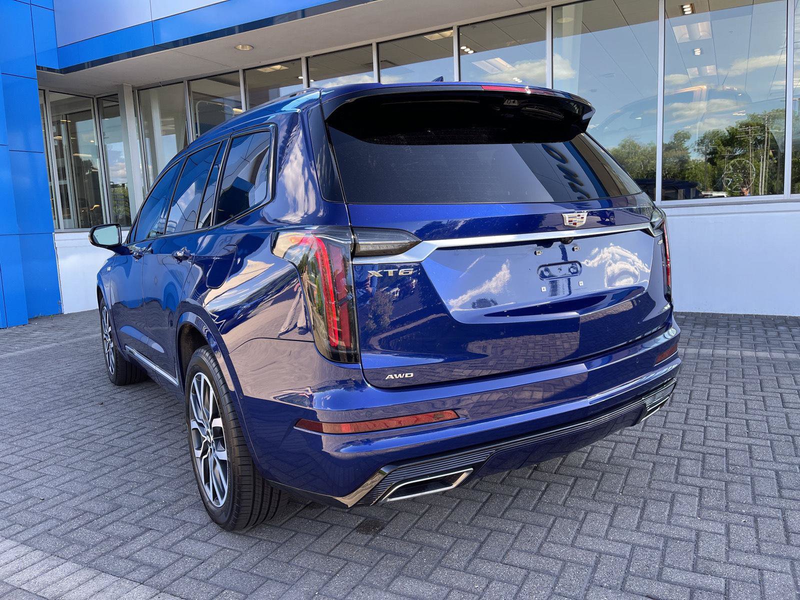 Used 2024 Cadillac XT6 Sport w/ Technology Package AWD/4WD image 3