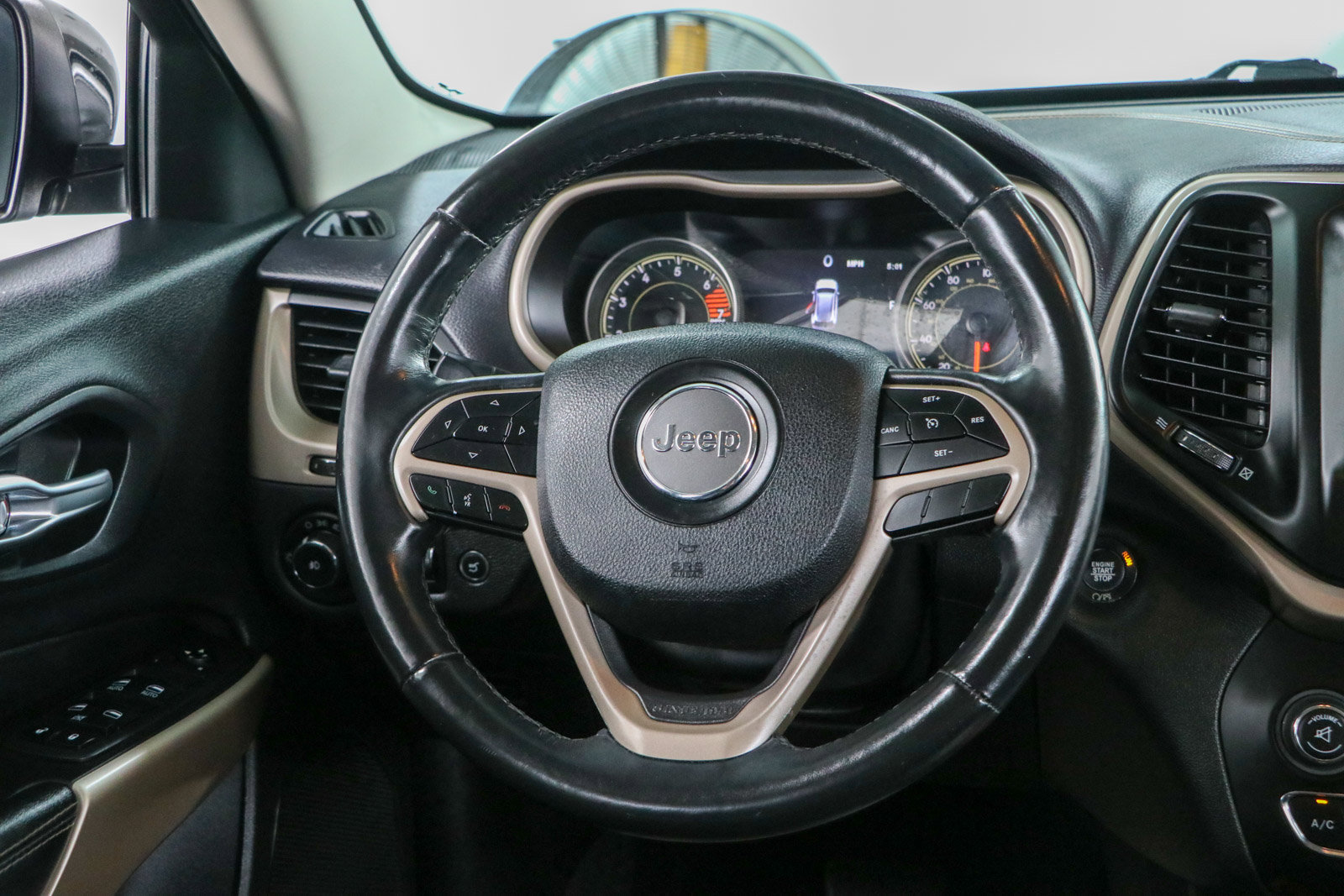 Used 2018 Jeep Cherokee Limited FWD image 12