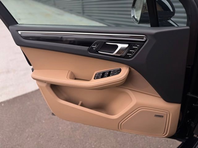 Certified 2025 Porsche Macan image 13
