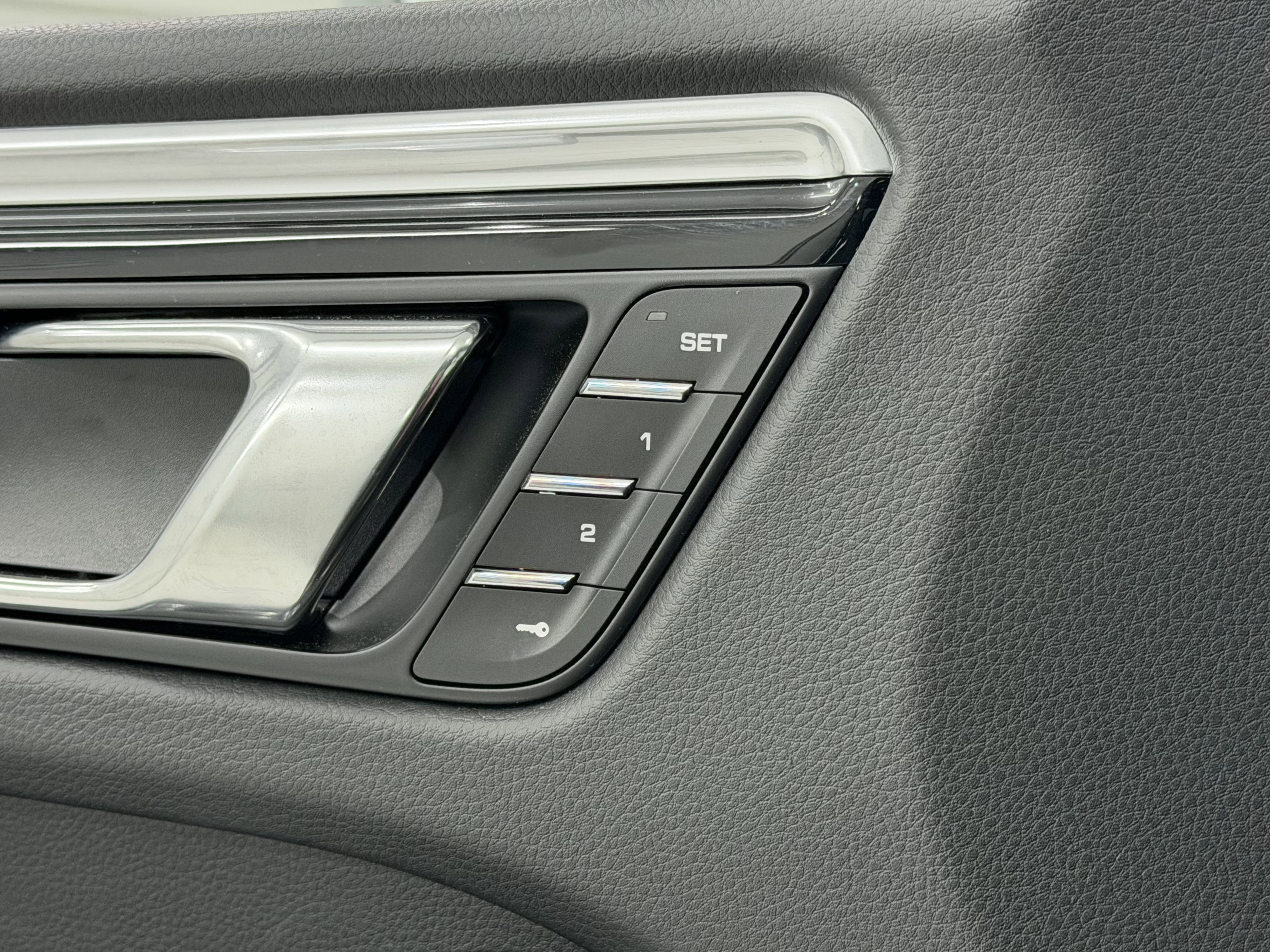 Certified 2025 Porsche Macan image 29