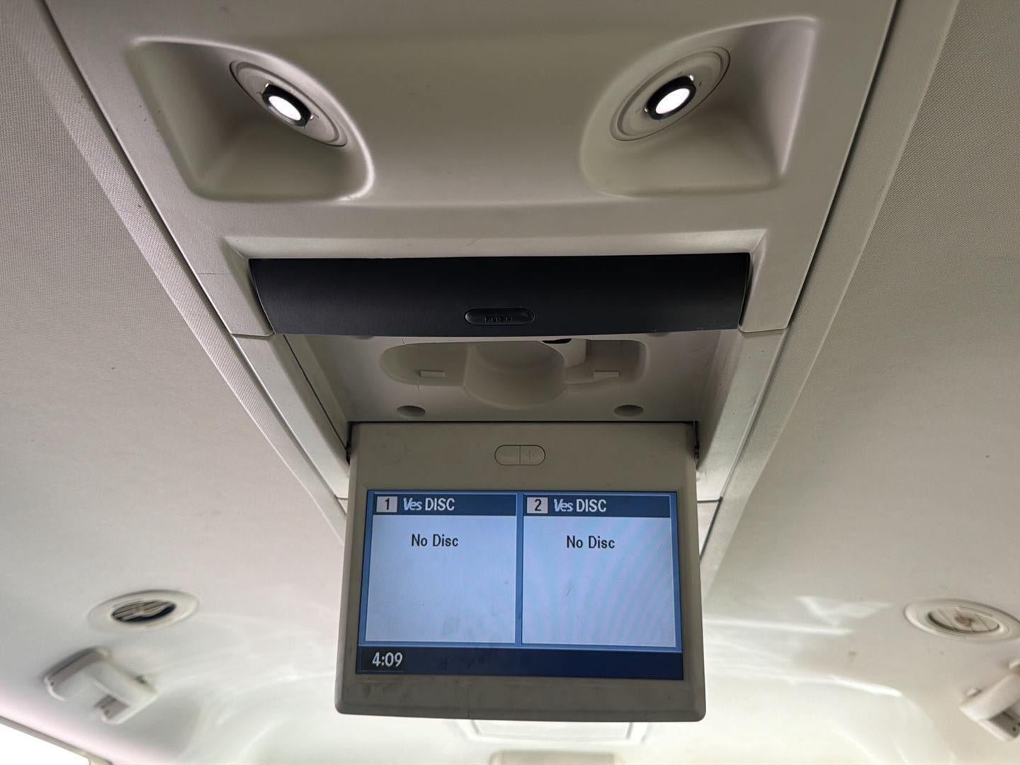 Used 2010 Chrysler Town & Country Limited w/ Entertainment Group #3 FWD image 30