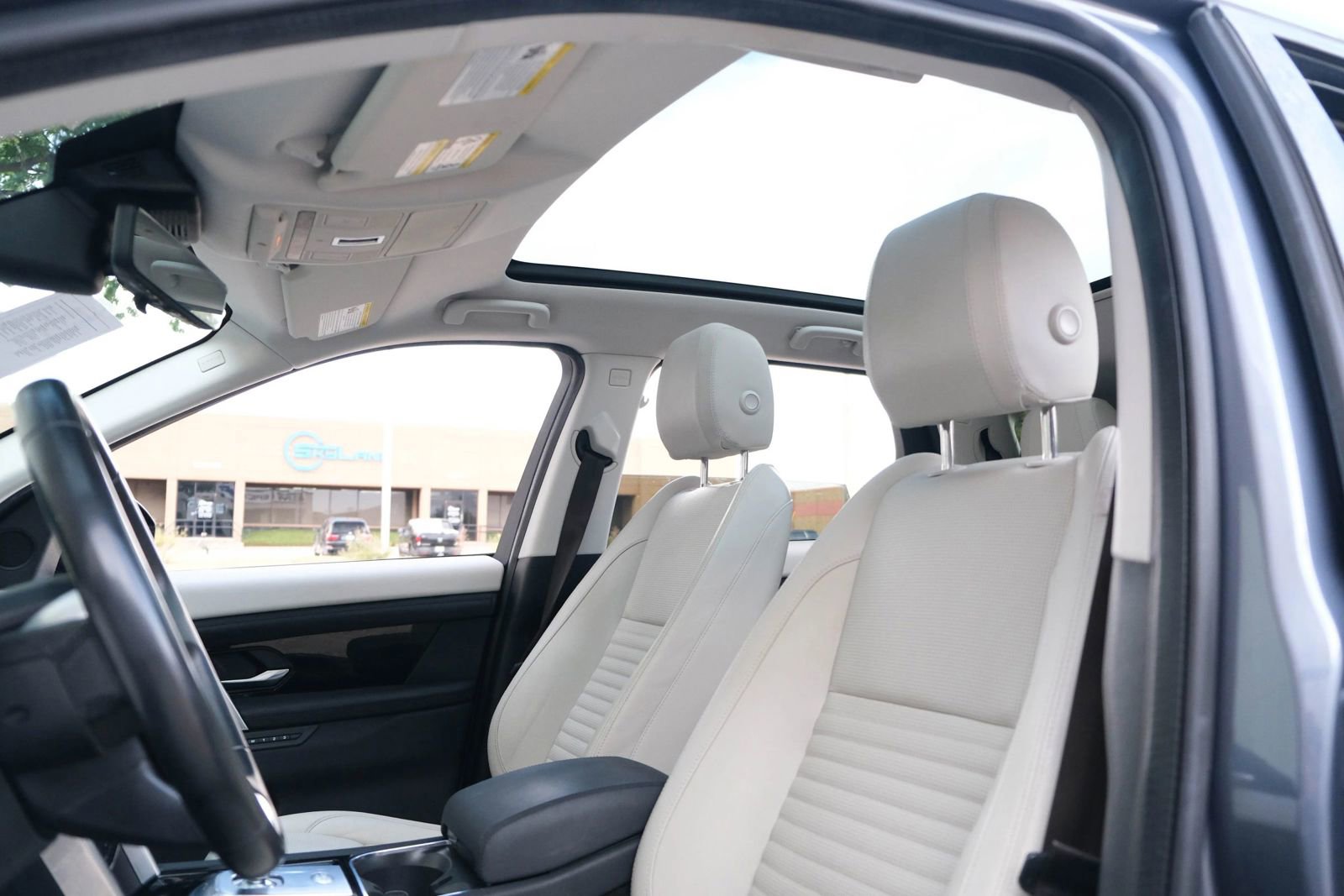 Used 2020 Land Rover Discovery Sport SE image 22