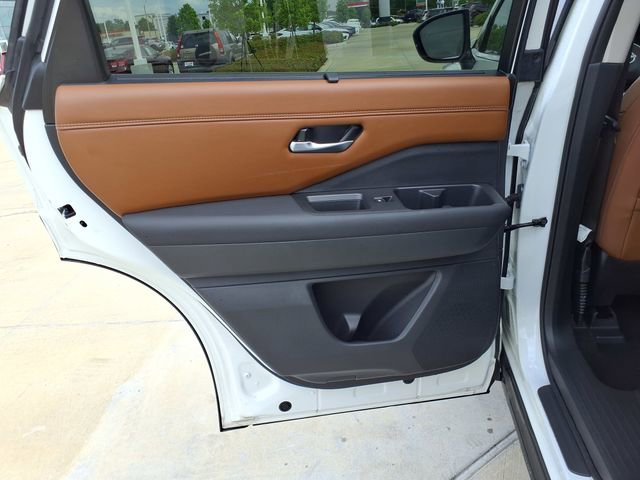 Used 2024 Nissan Pathfinder Platinum w/ Cargo Package AWD/4WD image 19