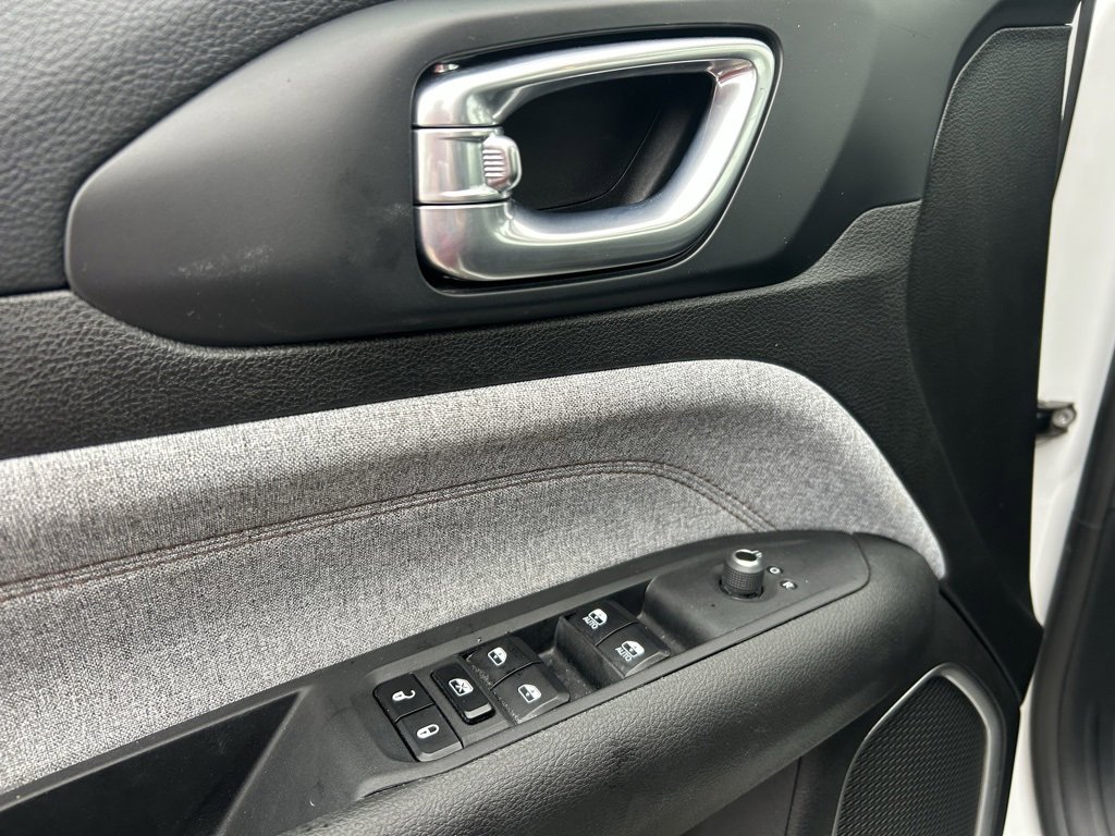 Used 2024 Jeep Compass Latitude w/ Sun and Sound Group image 11