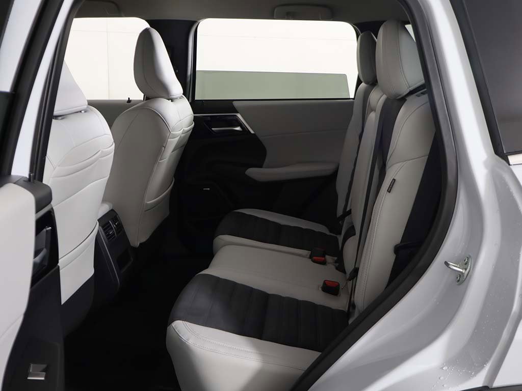 New 2025 Mitsubishi Outlander SE image 30