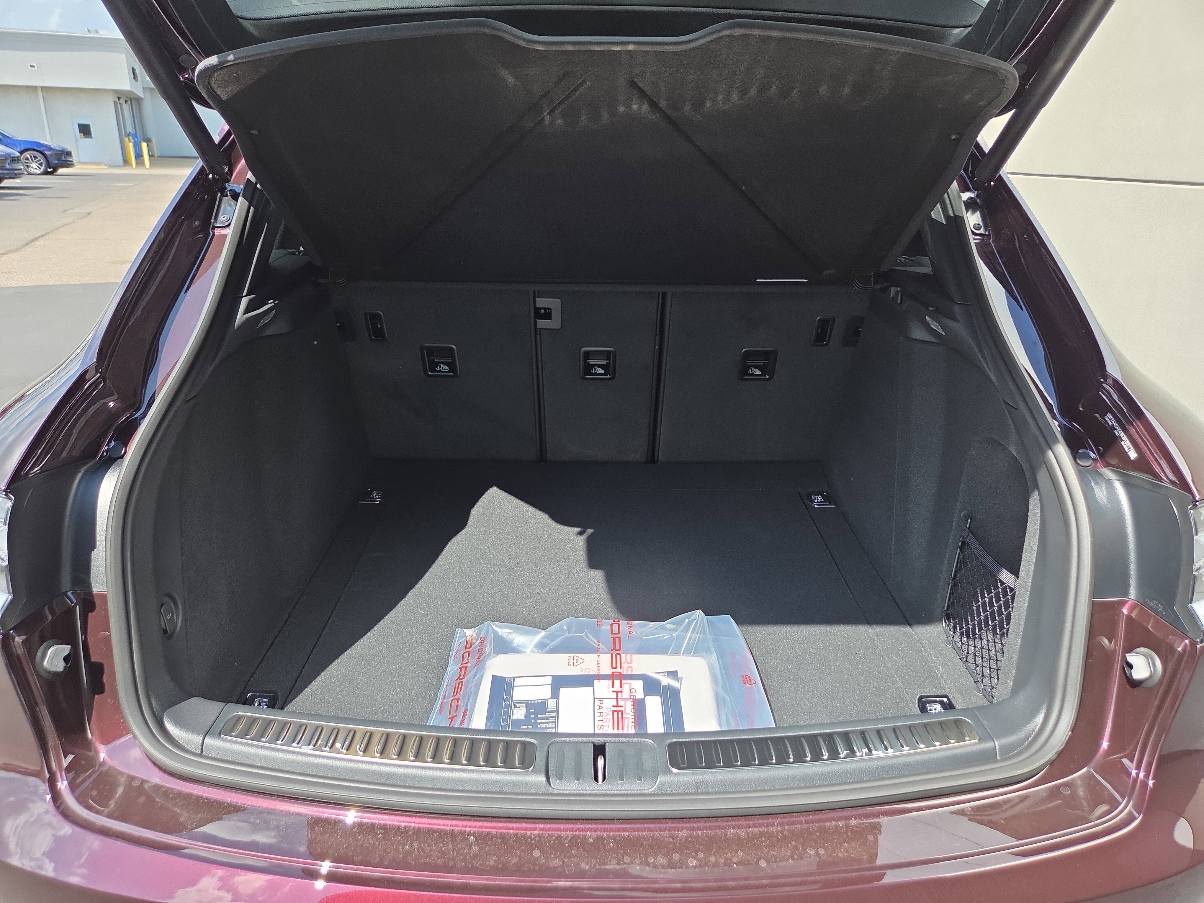 Used 2025 Porsche Macan AWD/4WD image 16