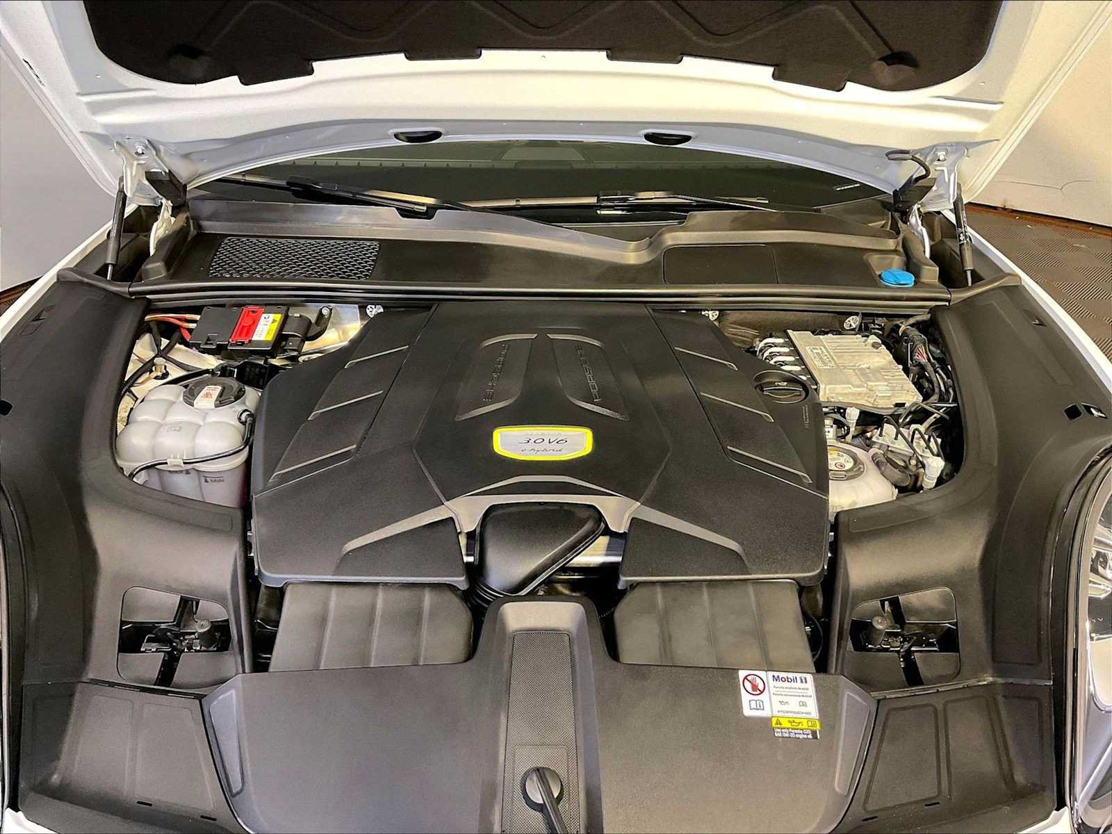 Certified 2023 Porsche Cayenne Platinum Edition AWD/4WD image 32