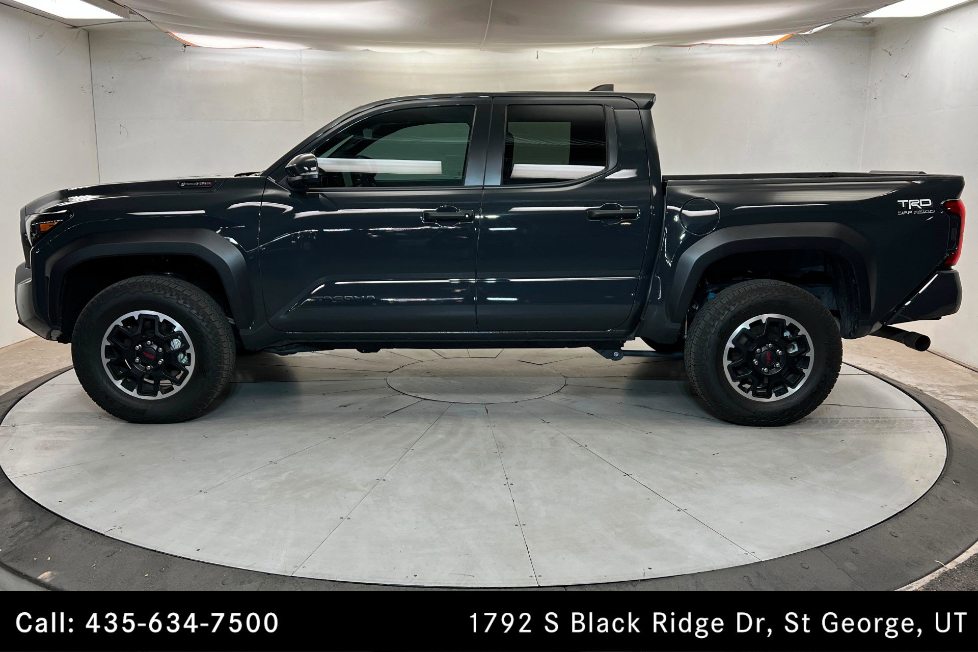 Used 2025 Toyota Tacoma TRD Off-Road w/ TRD Off Road Premium Package AWD/4WD image 2