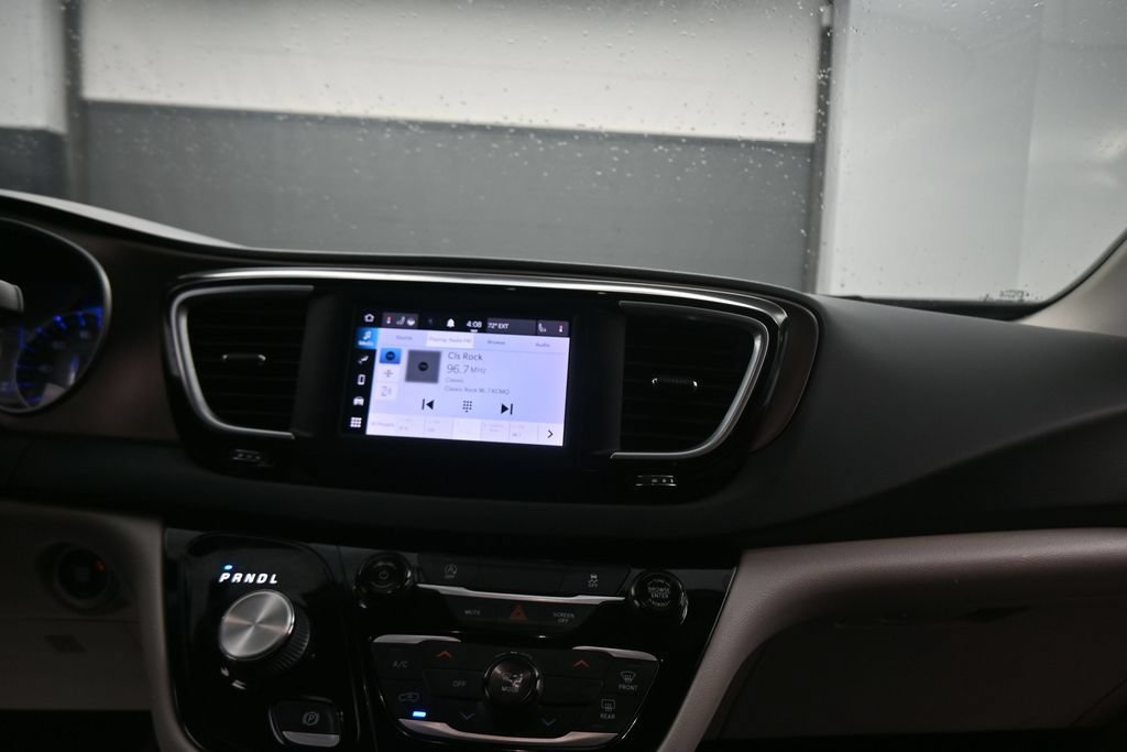 Used 2022 Chrysler Voyager LX FWD image 47