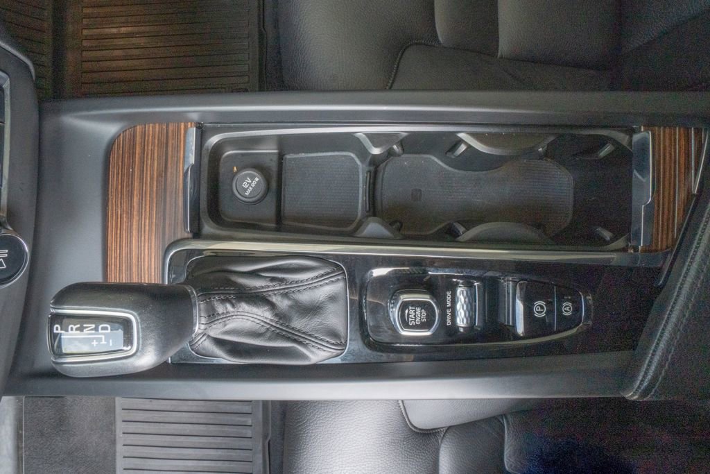 Used 2021 Volvo XC60 T5 Momentum w/ Climate Package image 10