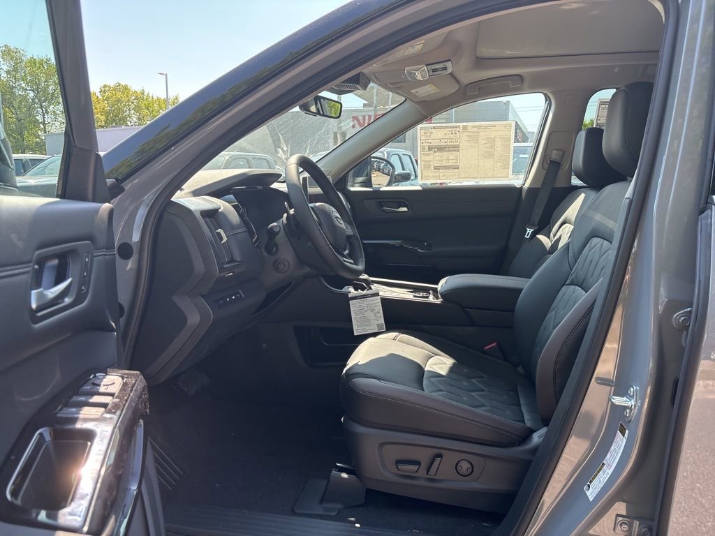 New 2026 Nissan Pathfinder Platinum image 14